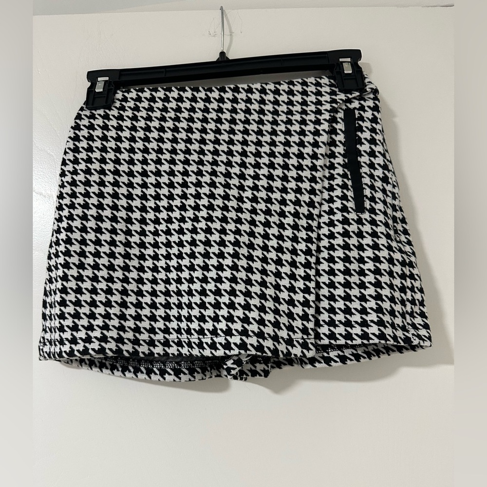 Zara Black and White Houndstooth Skort